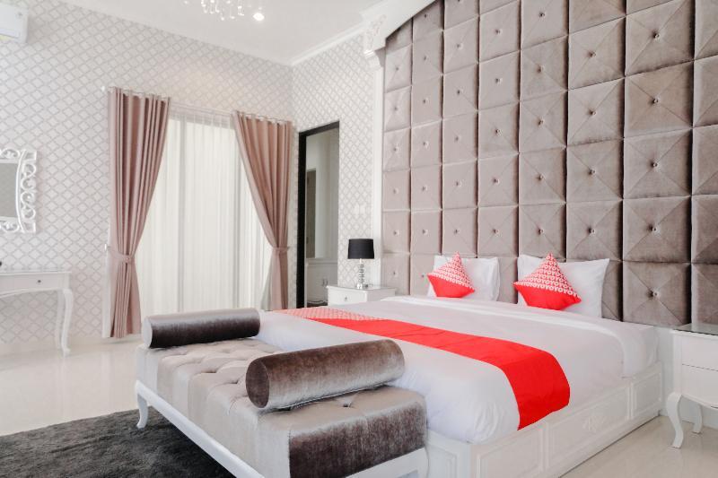 Готель Oyo 1110 Ijen Butik House Маланг Екстер'єр фото